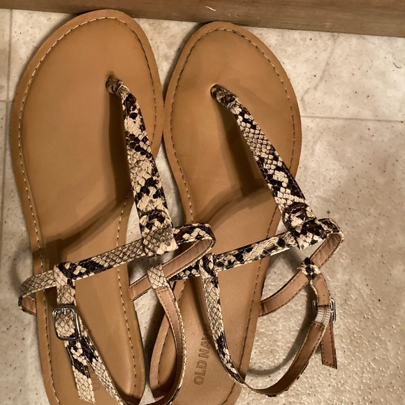 Woman’s size 9 fake snake skin sandals! - Picture 2 of 4